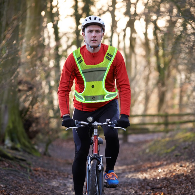 ملابس رياضية مضيئة بتقنية LED، - مراجعة Cycling Visibility Gear وسعره